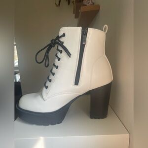 White Top Moda Lace-Up Platform Ankle Boots